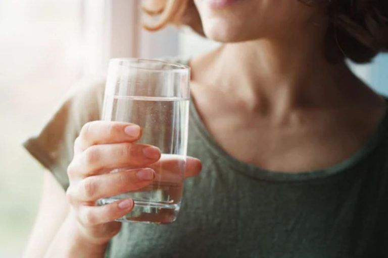 Drinking Hot Water at night : सकाळी नाही तर रात्री झोपण्यापूर्वी प्या एक ग्लास कोमट पाणी, या 4 मोठ्या समस्या होतील दूर